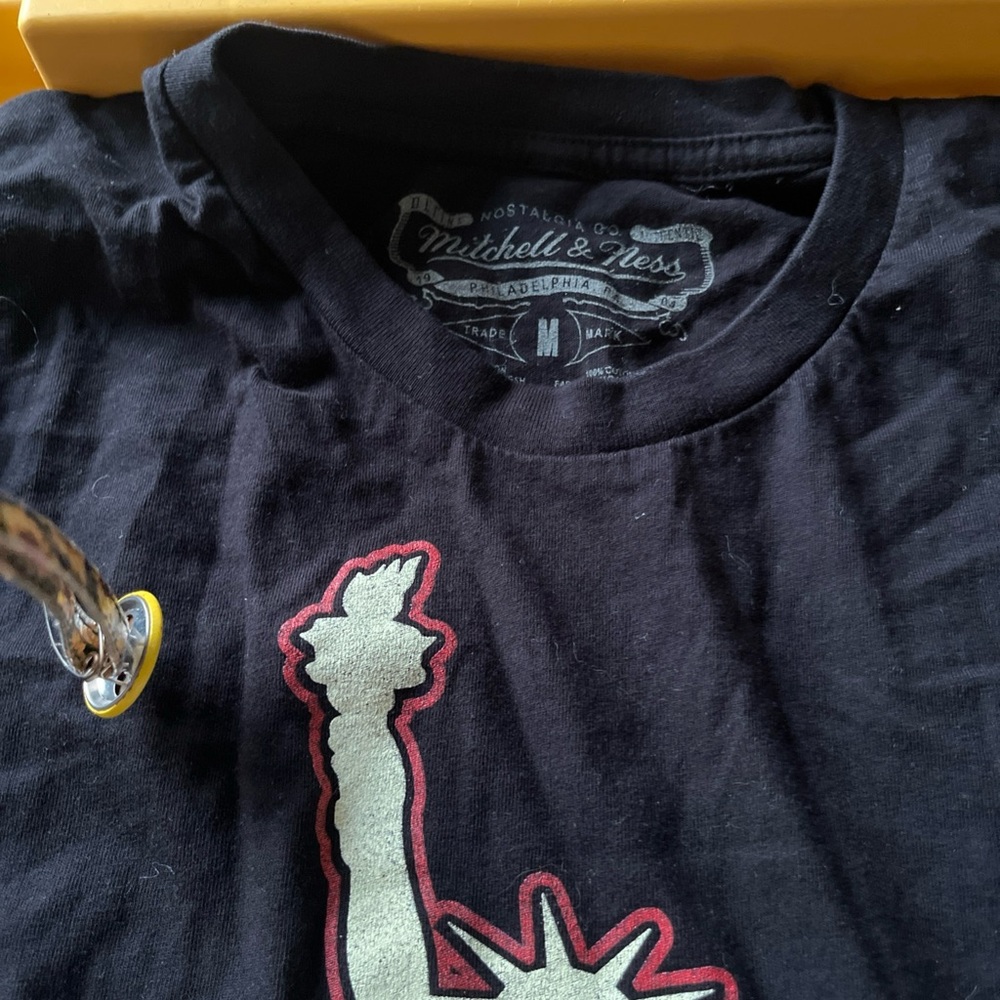 Mitchell & Ness ladies Black Tee with Statue Graphic size Medium